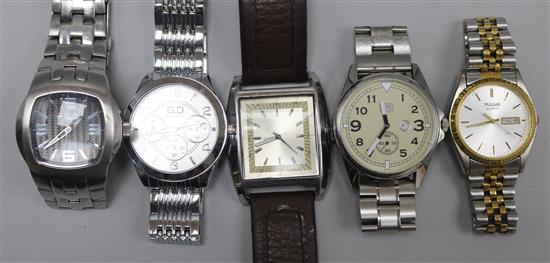 Five assorted gentlemans wrist watches.